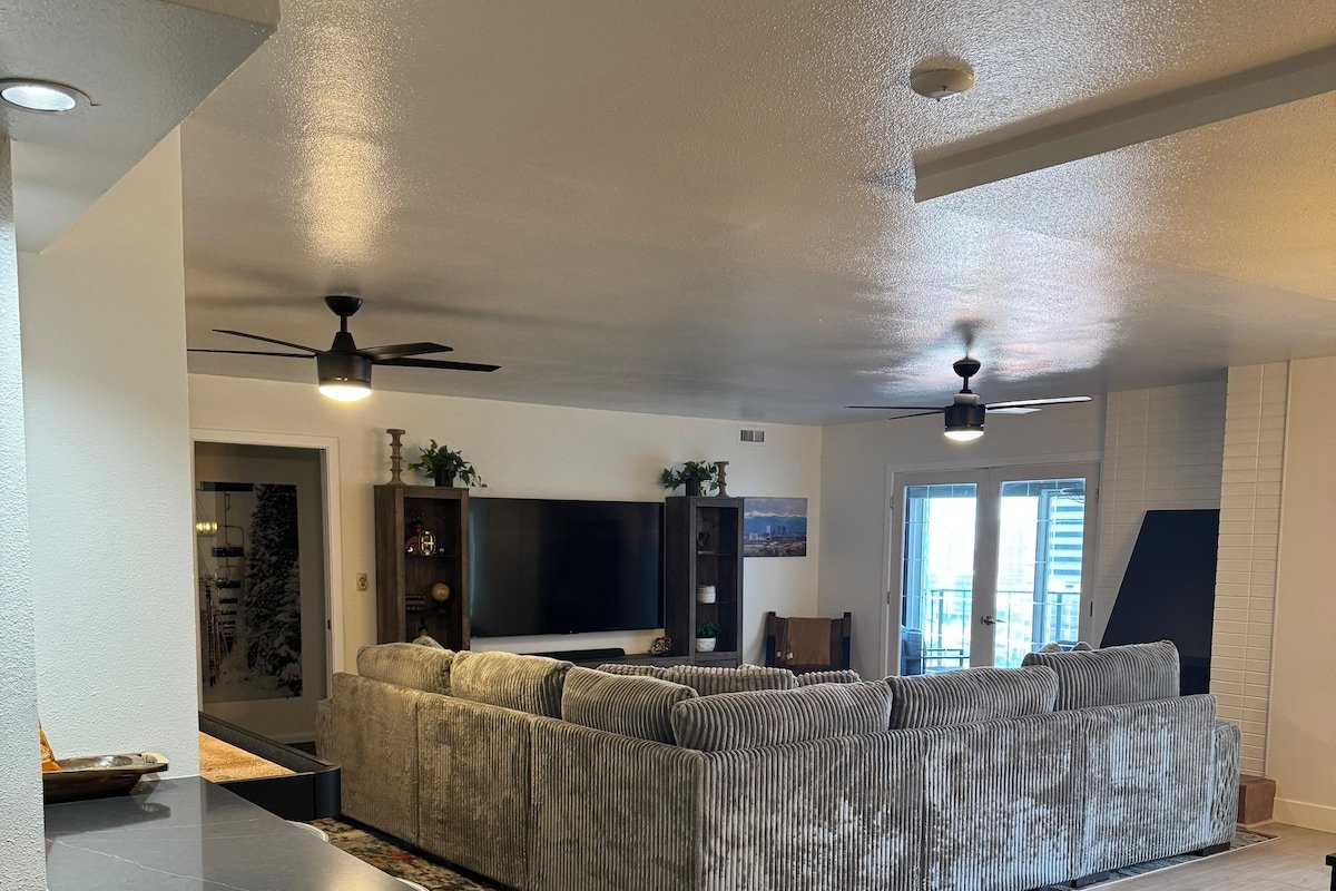 RARE FIND 2000 SQ ft 17th FLOOR CONDO gallery image 4