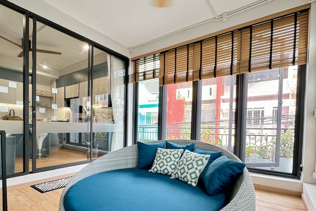 Exclusive Indoor Pool Villa, 300m from sky train gallery image 4