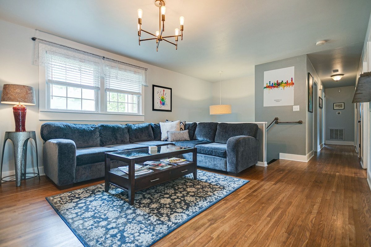 GREAT FOE LARGE GROUPS SLEEPS 12 Close to DOWNTOWN gallery image 4