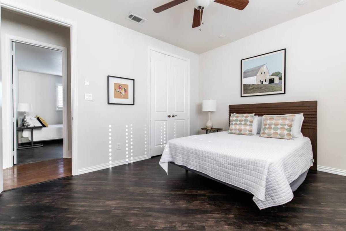 Great Dallas Home, Fantastic for Groups gallery image 3