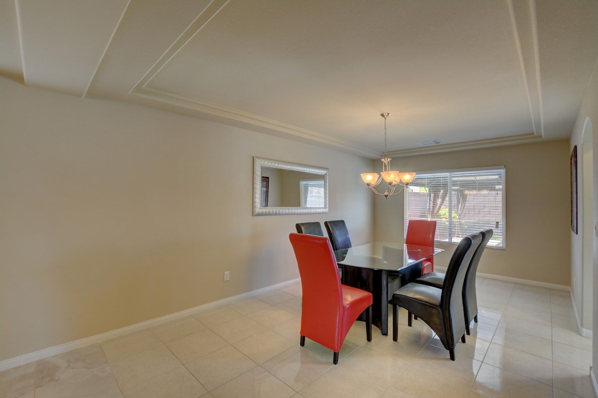 Las Vegas home nearby airport, shopping and strip! gallery image 3