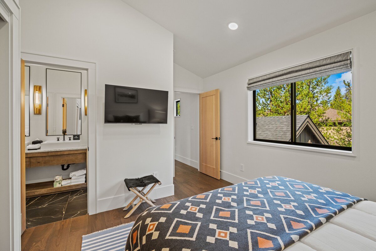 Modern Sunriver Escape | Hot Tub, Deck & Ping Pong gallery image 5