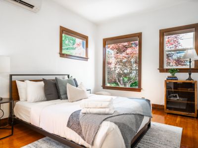 Stylish 3B2B home w/AC in Central Ballard