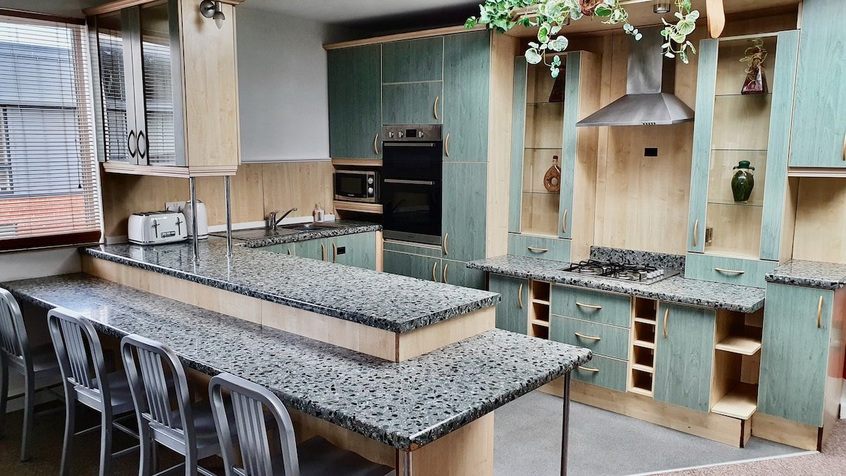 (7) Huge Penthouse Sleeps 13+1 in Centre. Parking gallery image 4