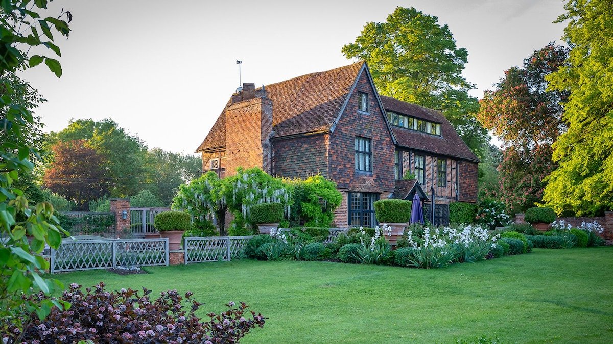Chalford Manor with swimming pool, tennis court