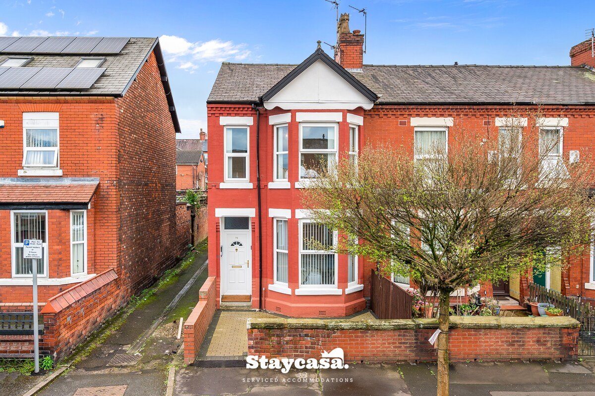 Urban Oasis Spacious 4-Bedroom Home in Manchester gallery image 4