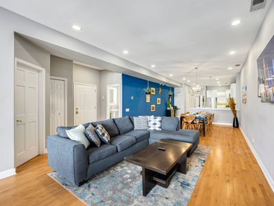 Luxurious River North 3BR/2BA- Free Onsite Parking