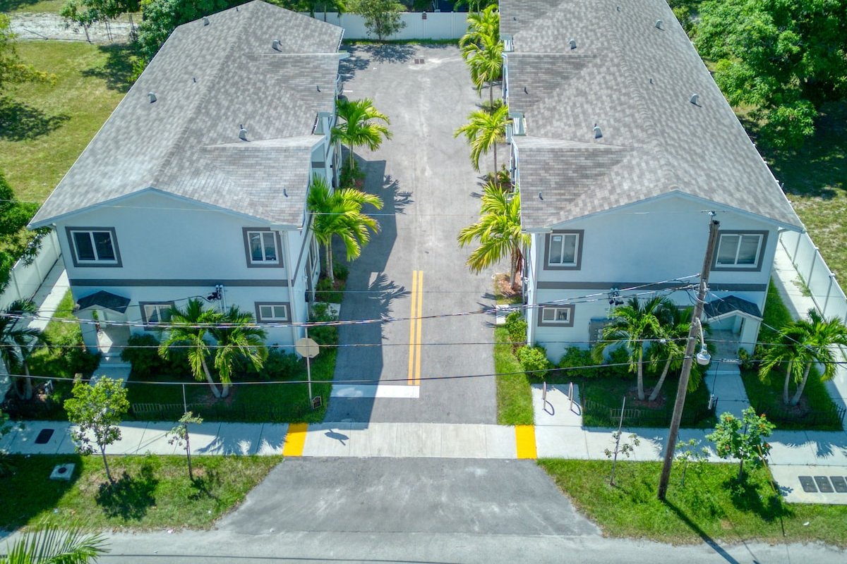 Sistrunk Shades Compound 5 Homes Up to 50 Guests gallery image 2