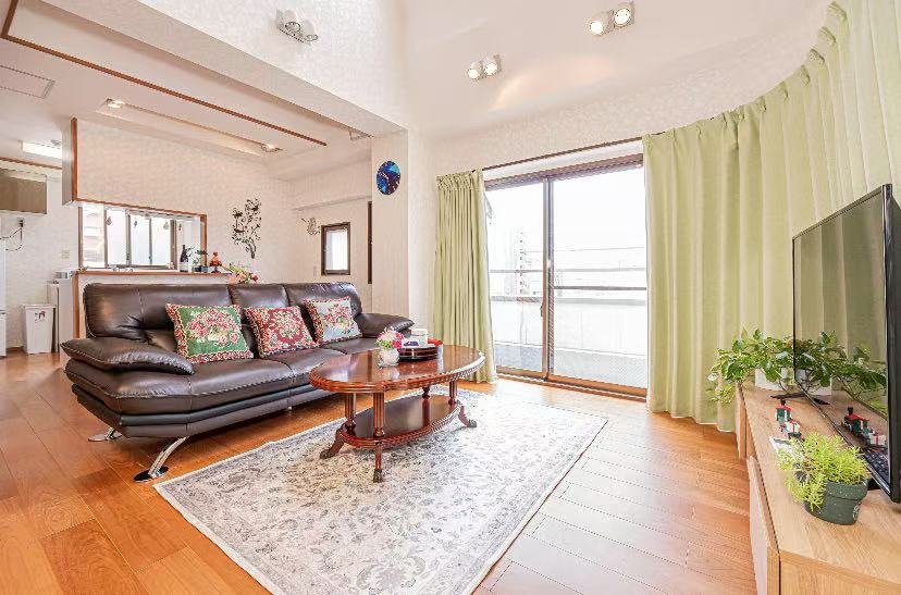 寝室4つと吹き抜け広々リビングのメゾネットタイプのお家です。 gallery image 4