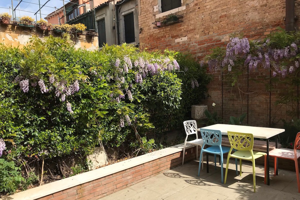 Three Floors of Perfection with Private Garden gallery image 3