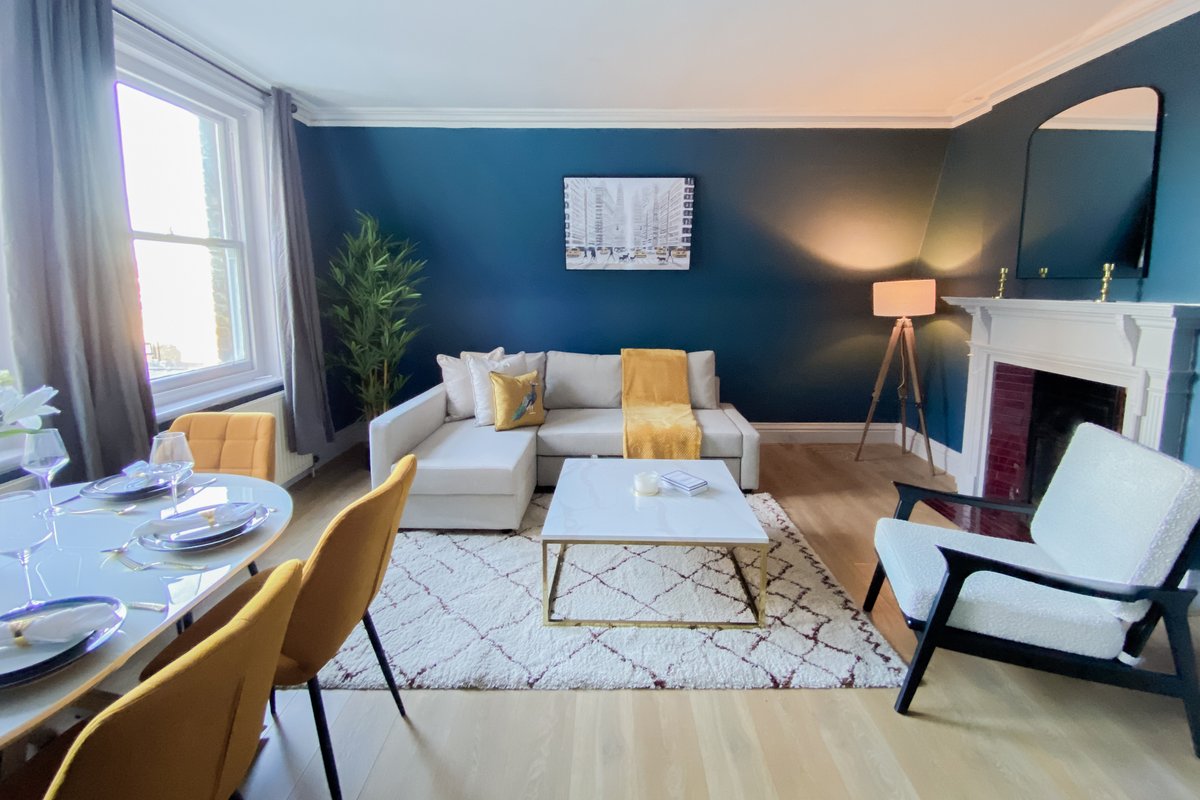 Stylish 2 bed apartment in superb location