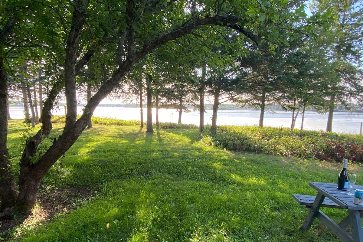 Relaxing Waterfront 2 Bed Cottage gallery image 4