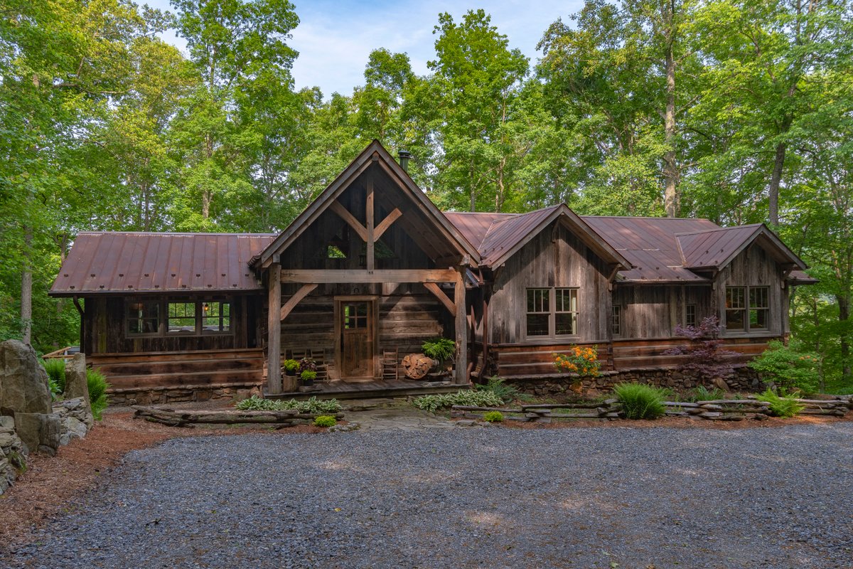 The Woodland House Mountain Retreat