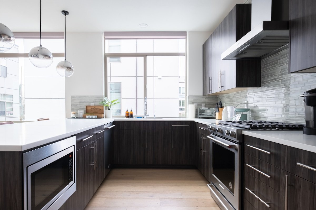 Designer 4BR Home | City Views + Gourmet Kitchen gallery image 4