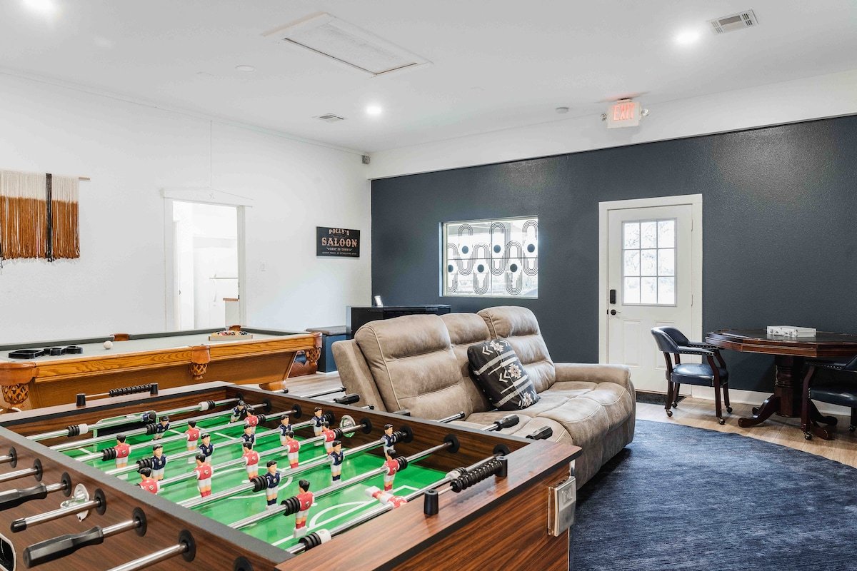 Austin Villa w/ Heated Pool+Hot Tub+Game Room+Cows gallery image 3