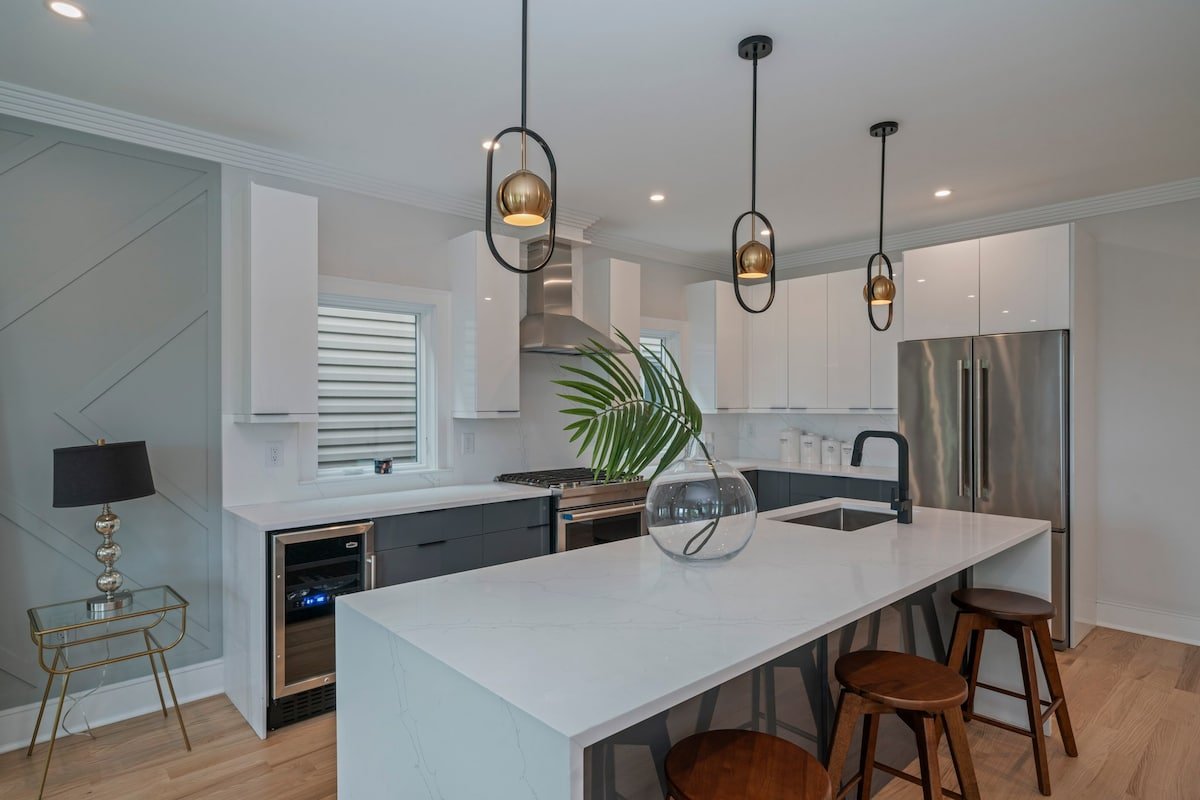 Beautiful Spacious Modern 4BR 2.5BA Duplex Condo gallery image 4