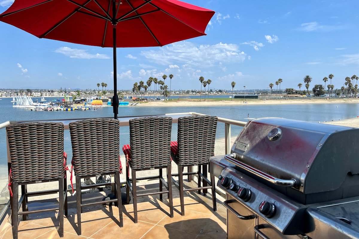 PRIME Waterfront Views, Parking, A/C, BBQ, Bikes! gallery image 3