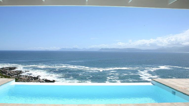 Rim flow pool - Spectacular views from the verandah