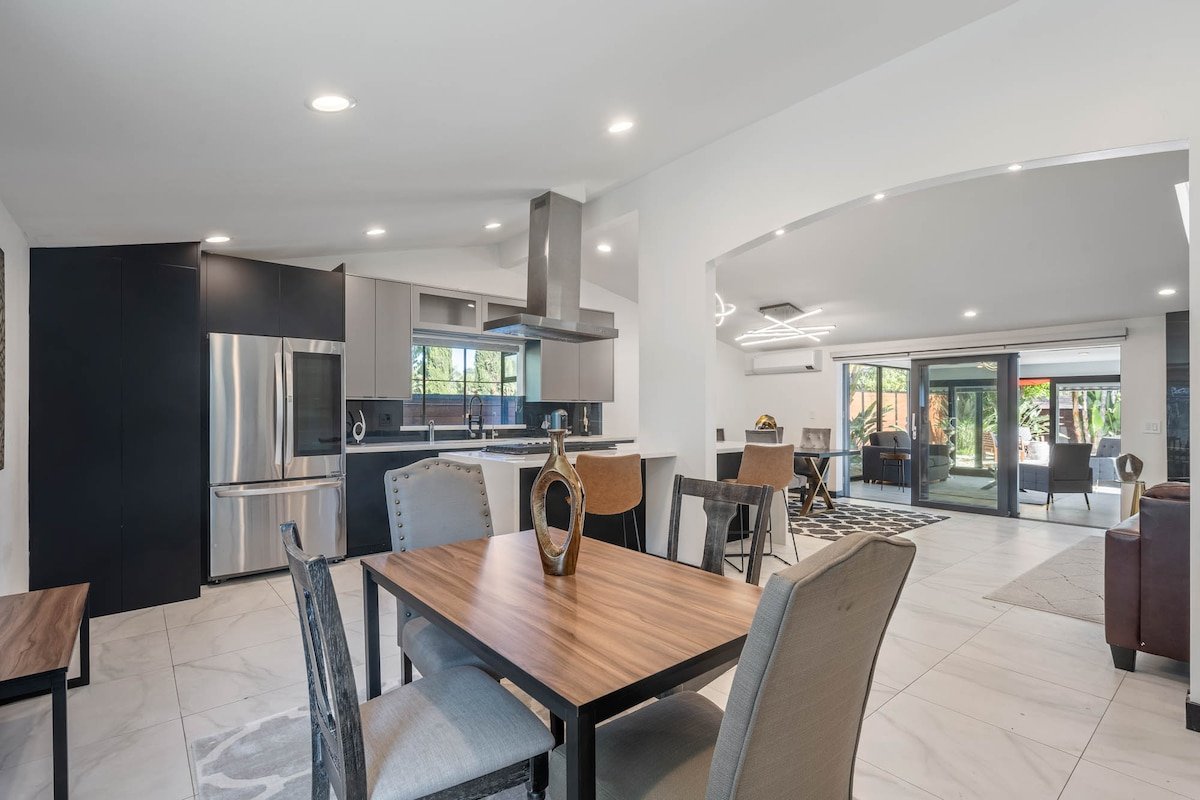 165-Gated Private Modern Oasis Pool-Lawn & Sunroom gallery image 3