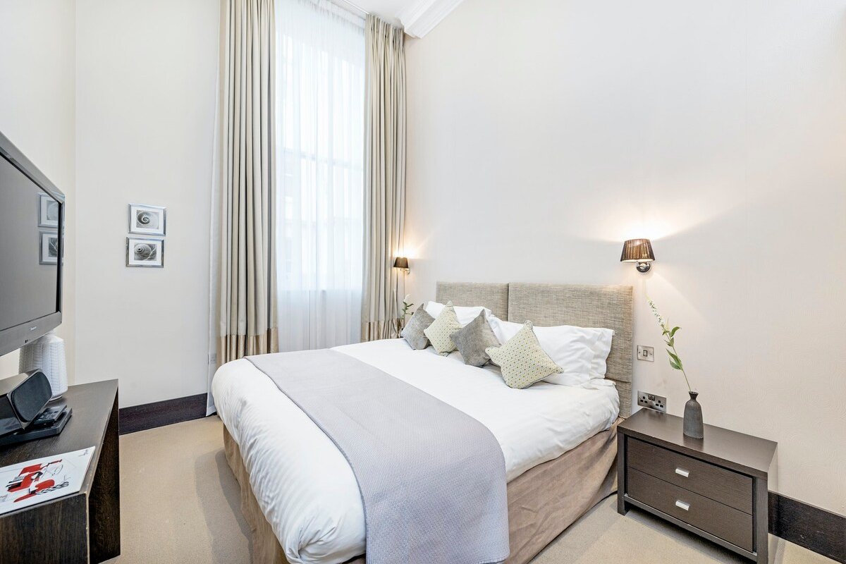 South Kensington – Superior 3 Bedroom Apartment gallery image 5