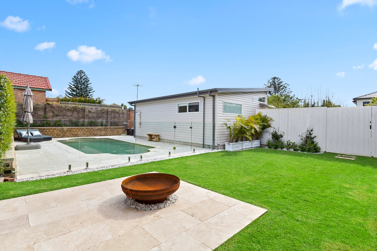 Huge House with Heated Pool – Walk to Beach