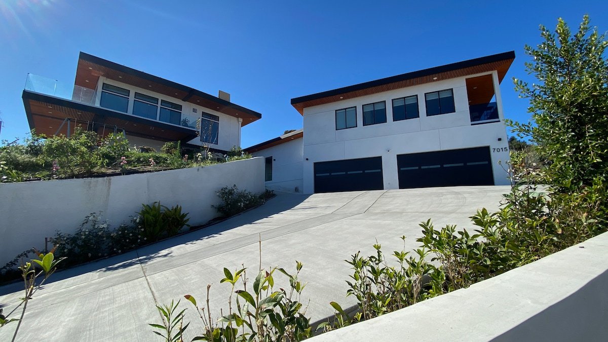 HillTop View,Roof Deck Jacuzzi 5 BdRm 5 bath gallery image 3