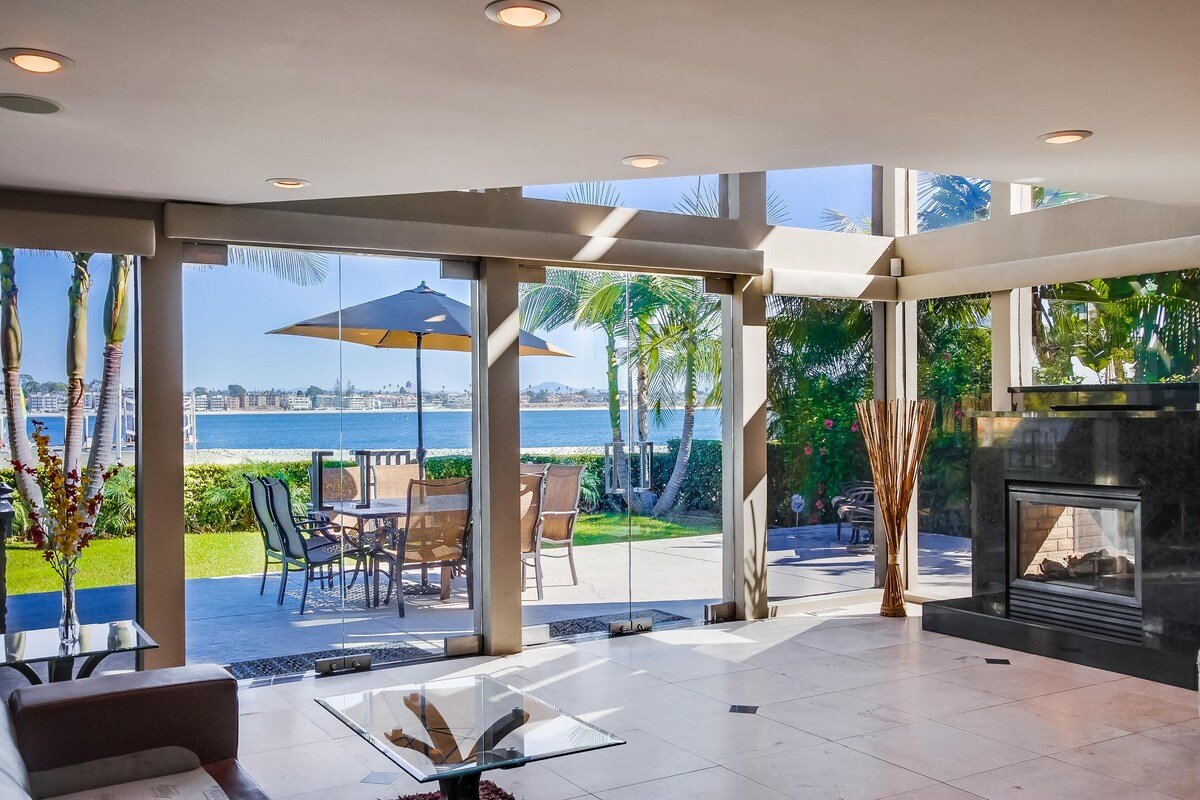 Villa on the Bay | 7BR MB Gem w/ Spacious Yard gallery image 3