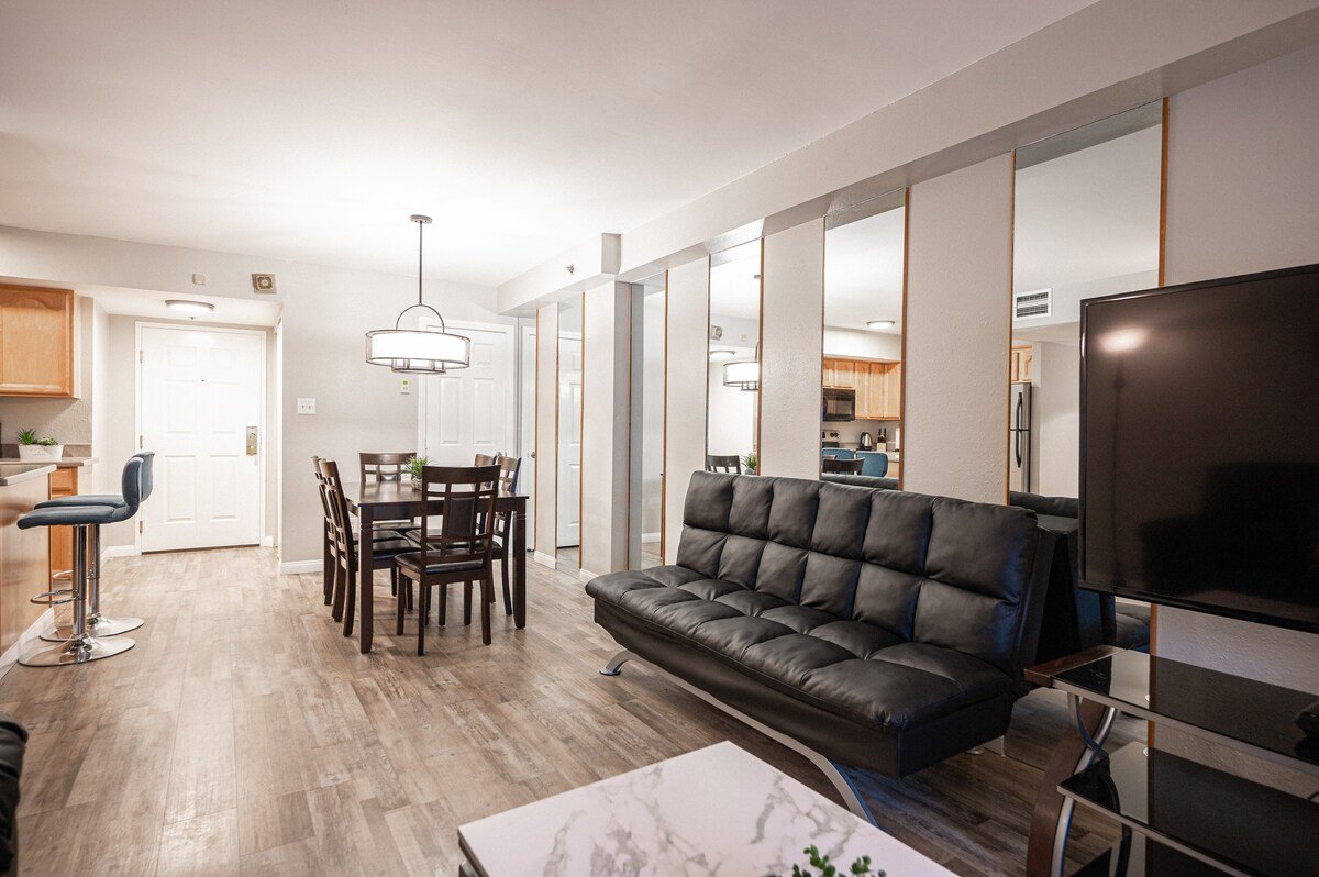 Stay Together on The Strip – 2 Bedroom Condo gallery image 5