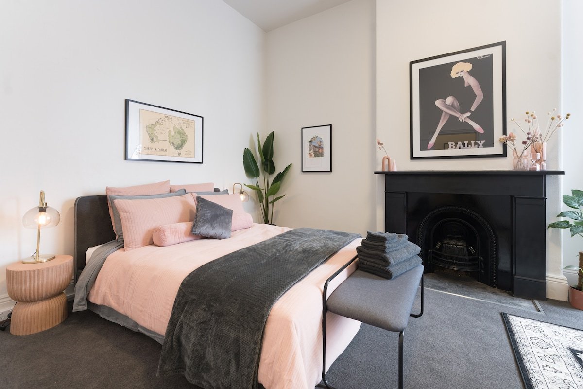 Stylish 3BR house | Steps to Smith St Cafes & Bars gallery image 4