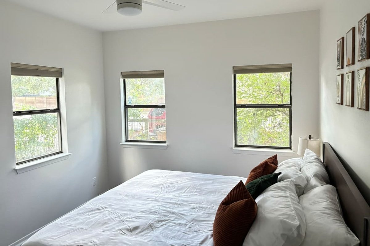 Bouldin 6 bedroom fresh remodel pool gallery image 5