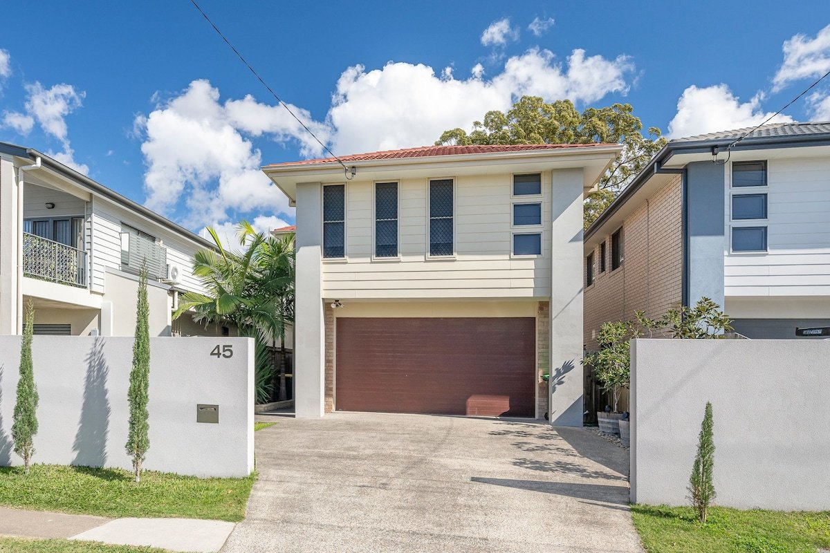 Large 5 bed home 7mins from Airport gallery image 2