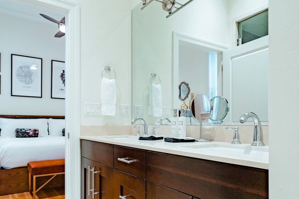 Luxe 3BD/2BA with Fireplace and Private Balcony gallery image 5