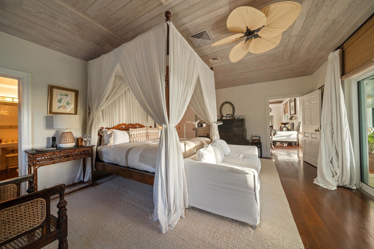 Three Bees Estate Beachfront Gem gallery image 3