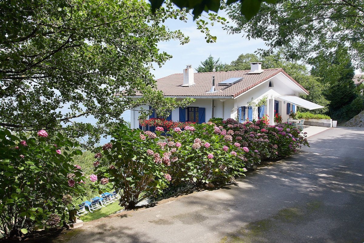 Beautiful Basque House With Magnificent Views. gallery image 3