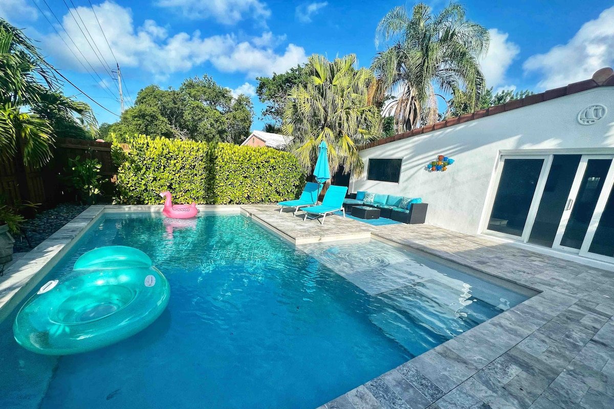 Stylish & Bright ~ 5★ Location, Pool, Hot Tub, Pkg gallery image 2