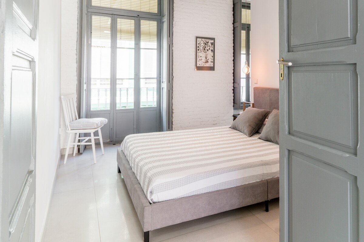 M House Loft with Terrace Close to Port, Beach and Subway gallery image 4