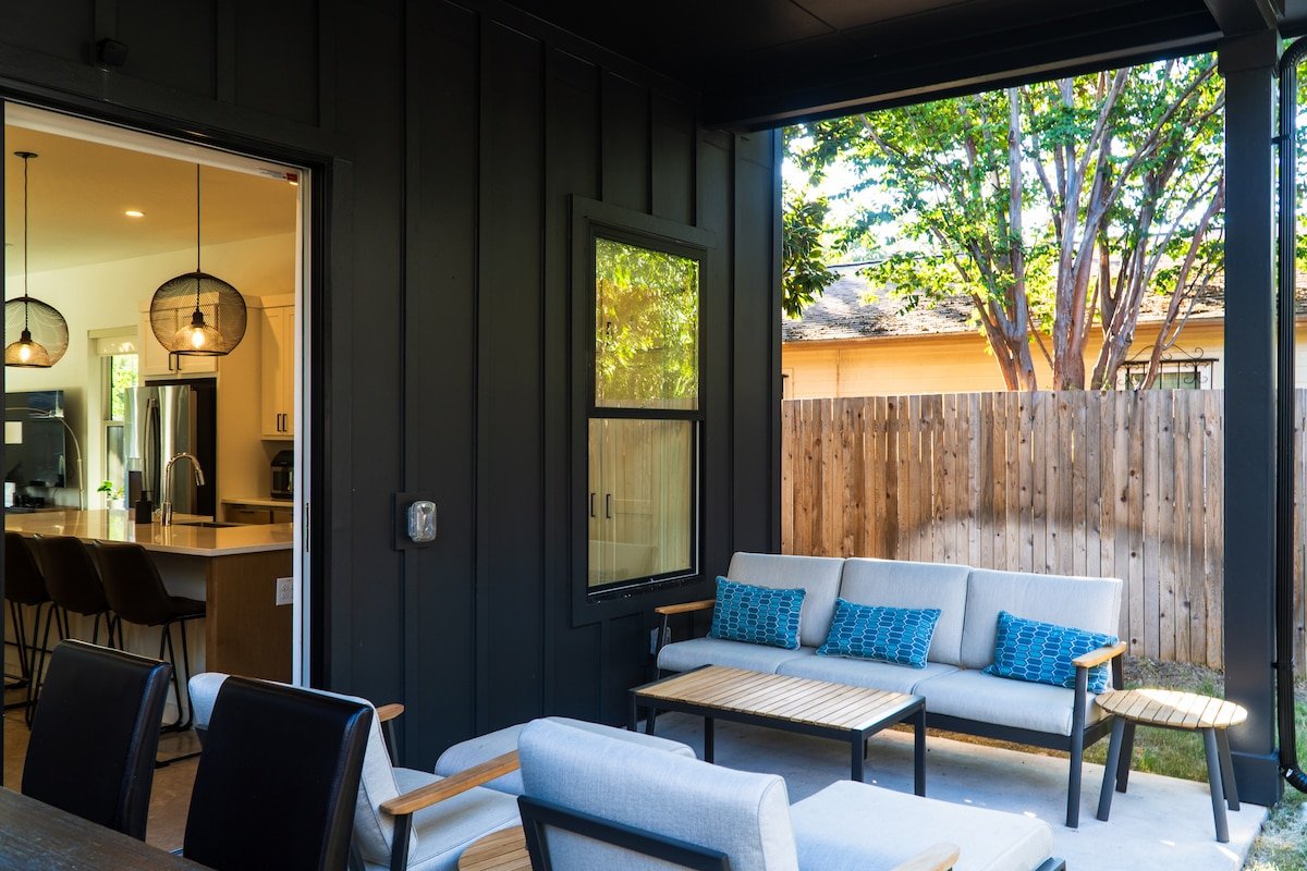 Boho Jungle Mid-century Modern Villa ~10 min to DT gallery image 3