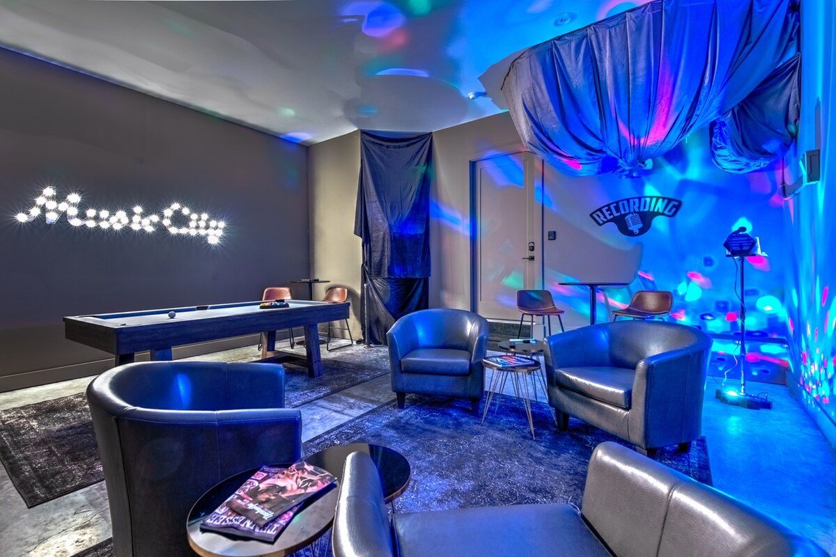 Minutes to Downtown • 17 Beds • Hot Tub • Gameroom gallery image 5