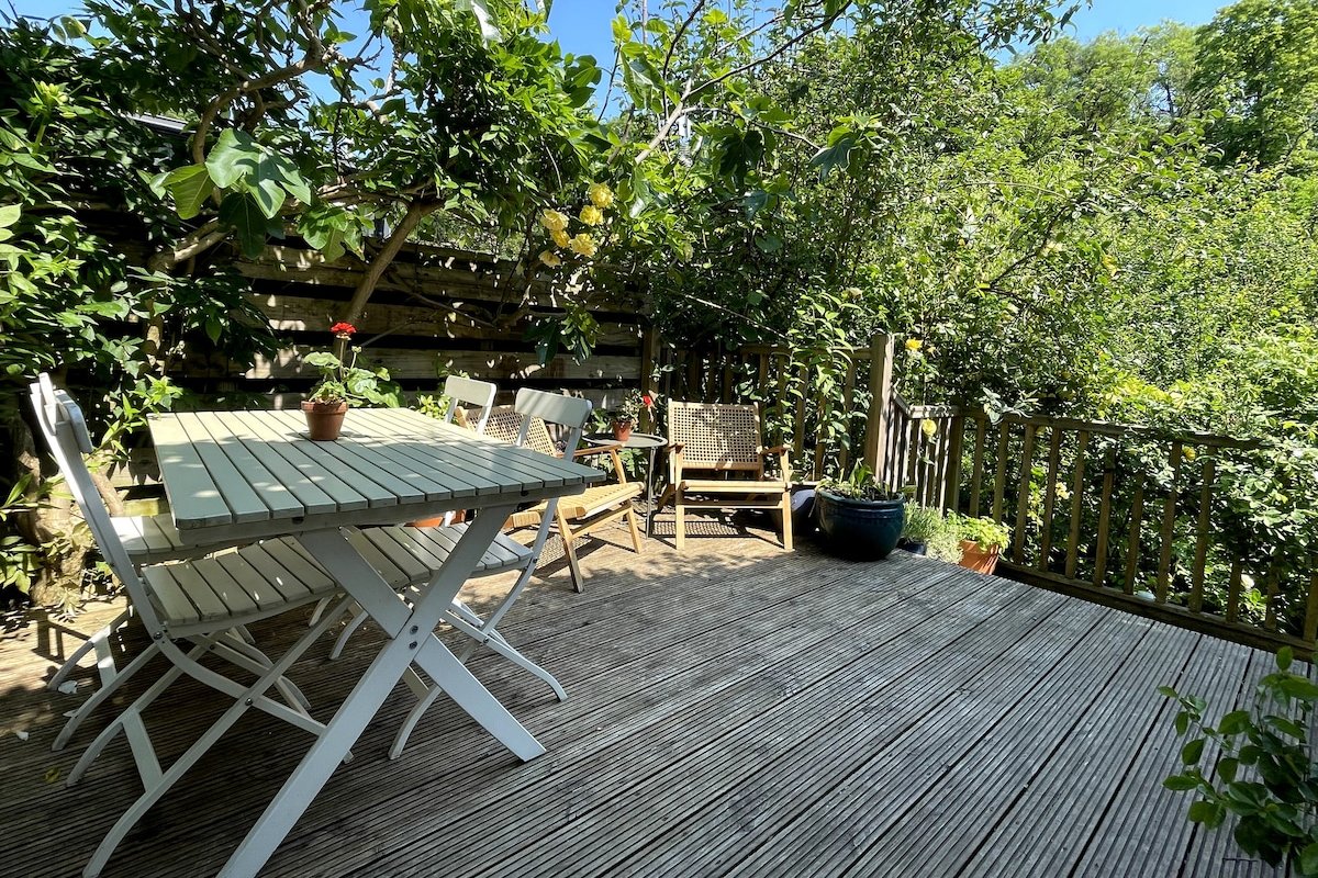 Charming Victorian riverside cottage. Parking gallery image 5