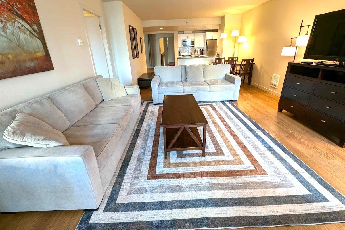 2-bdrm + den (sleeps 8, 6 ad max) at Harbor Steps! gallery image 3