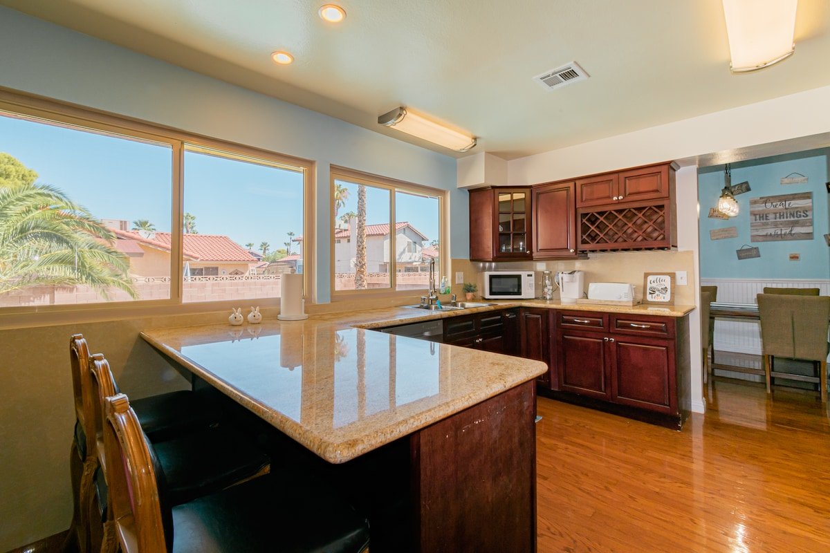 2.5mi to strip, Pool Jacuzzi! Discounts Available gallery image 5