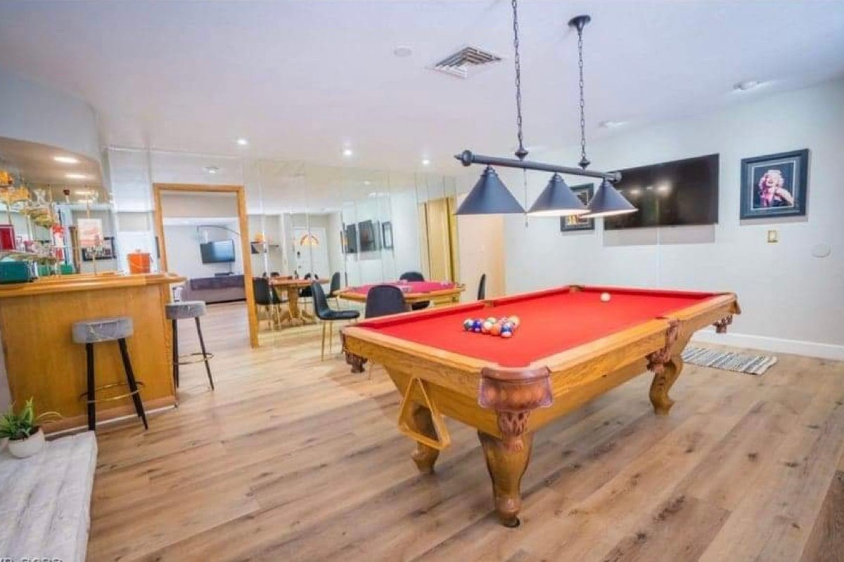 Modern/Vintage Home Getaway & near Strip