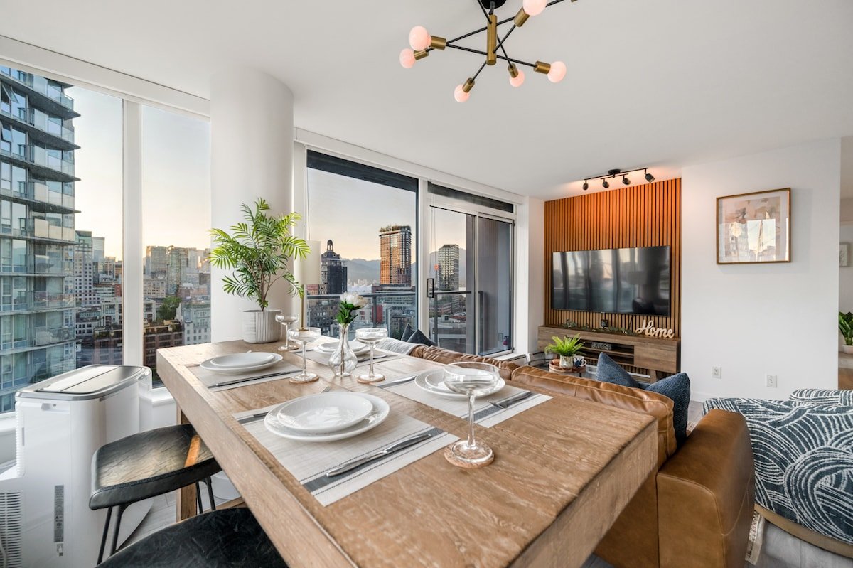 DT Luxury Apt. w/ Free Parking | Pool | HotTub gallery image 3