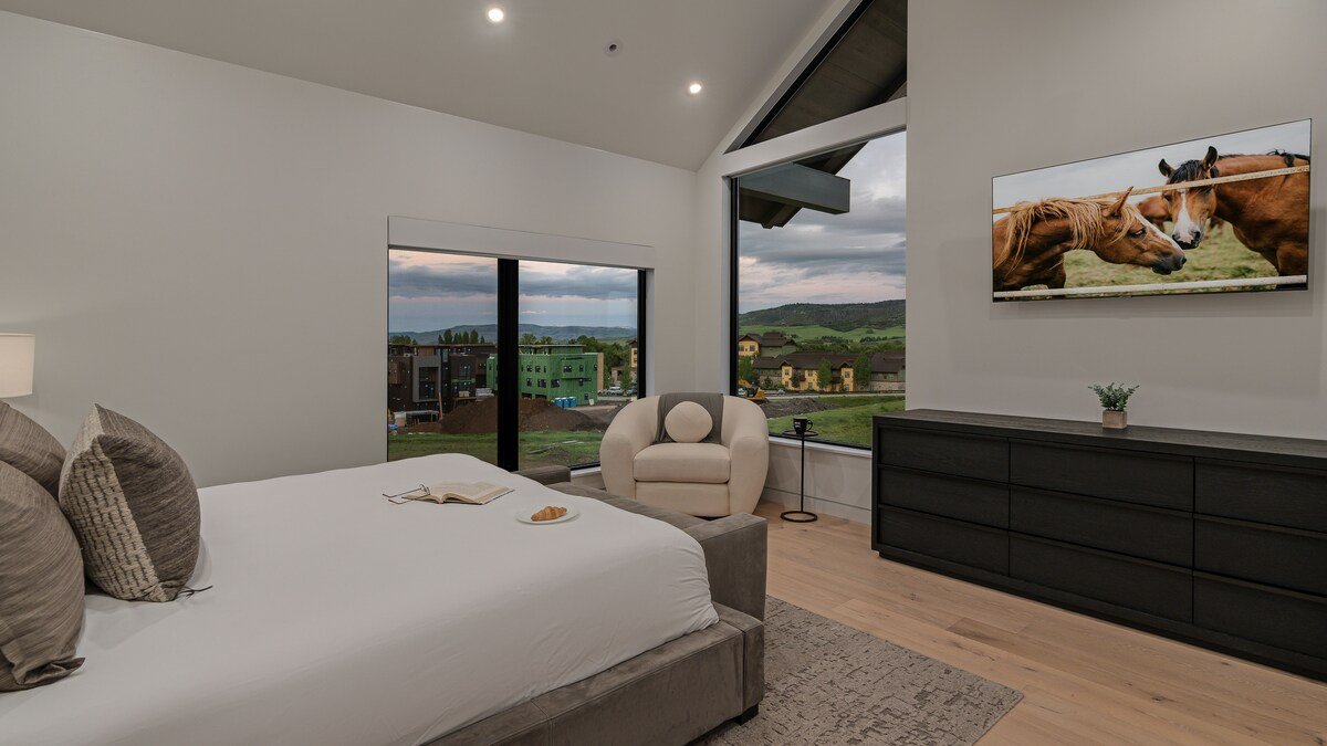 Hot Tub + Close to Skiing – Andalusian Lodge gallery image 2