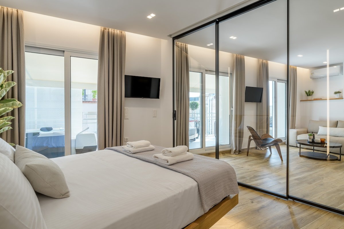 Central Sunny Loft with Plunge Pool. gallery image 5