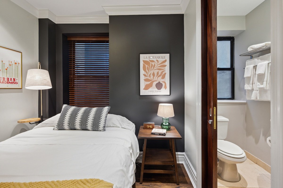 2BR Retreat with a Fireplace in Gold Coast gallery image 2