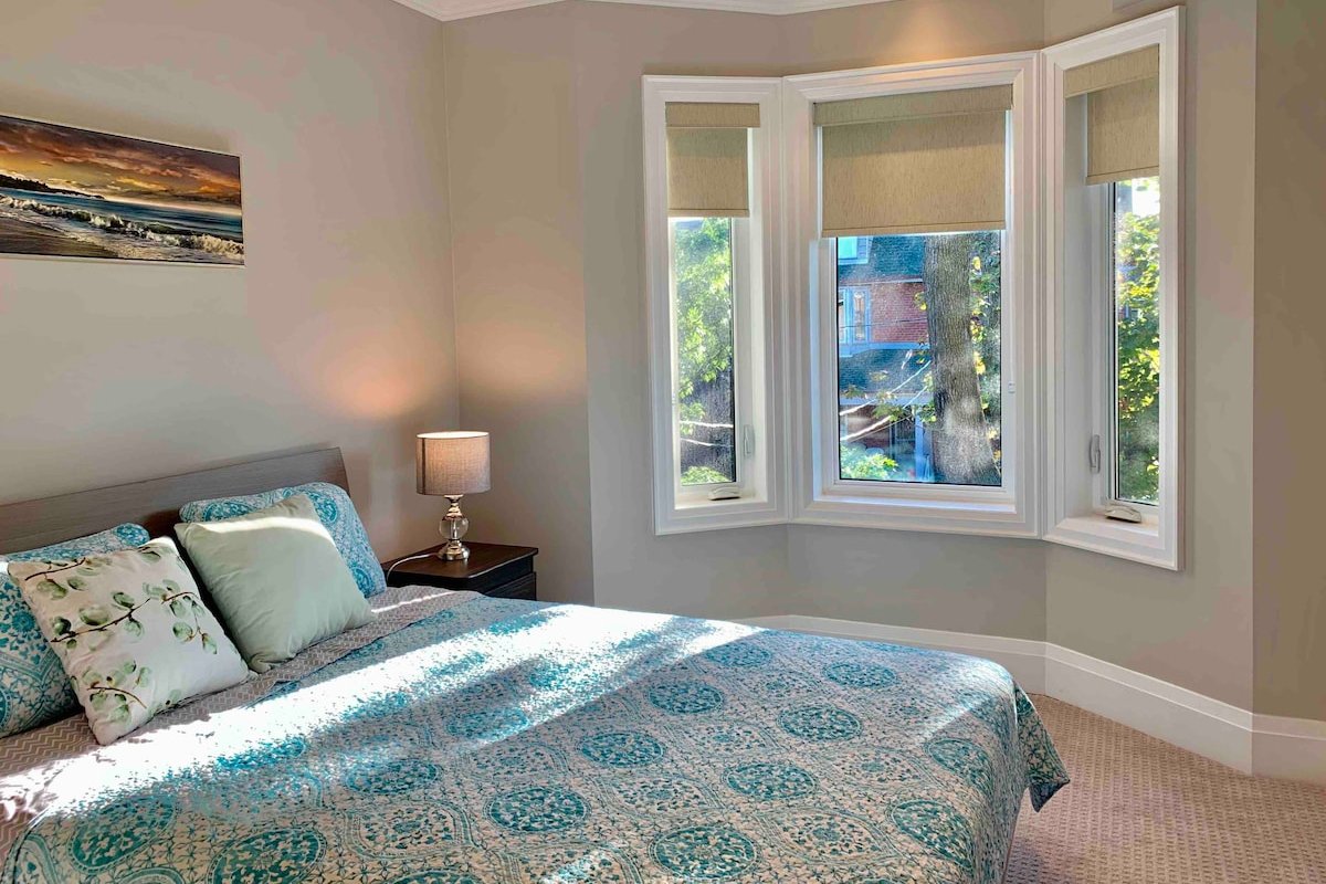 SpaciousTwo Bedrooms & Two Baths in Little Italy gallery image 2