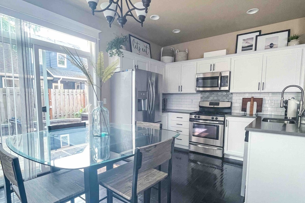 Patio w/ fire pit home ✶ 10min to DT → Has it all! gallery image 4