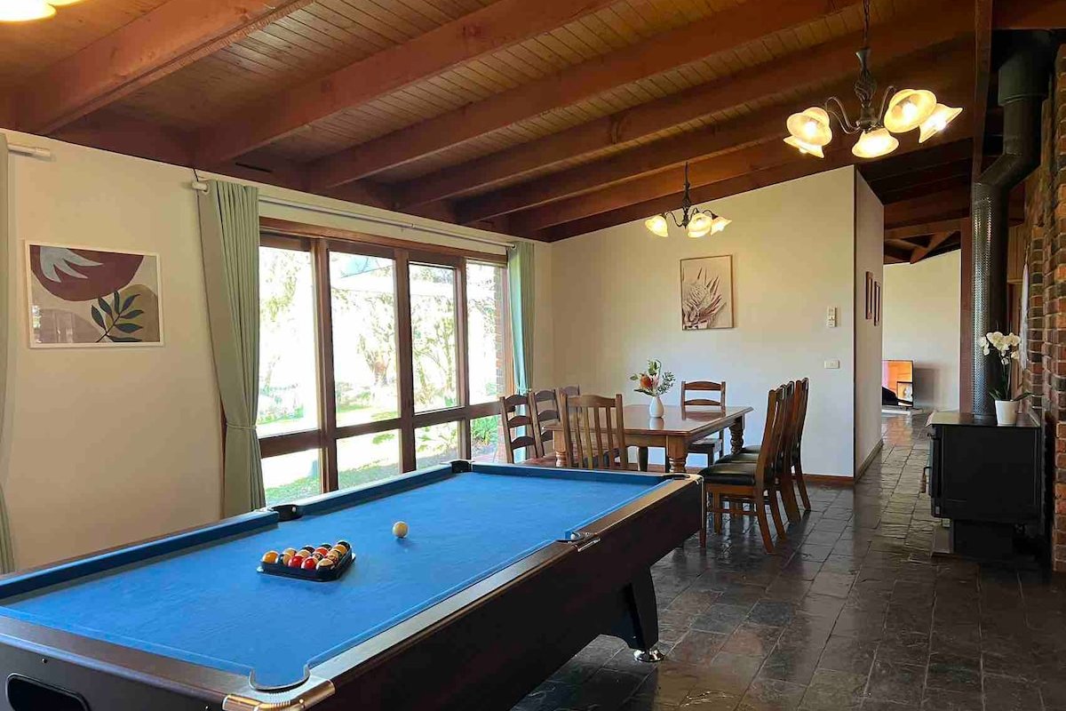 Charming Semi-Farm Escape with Spa in Cranbourne gallery image 5