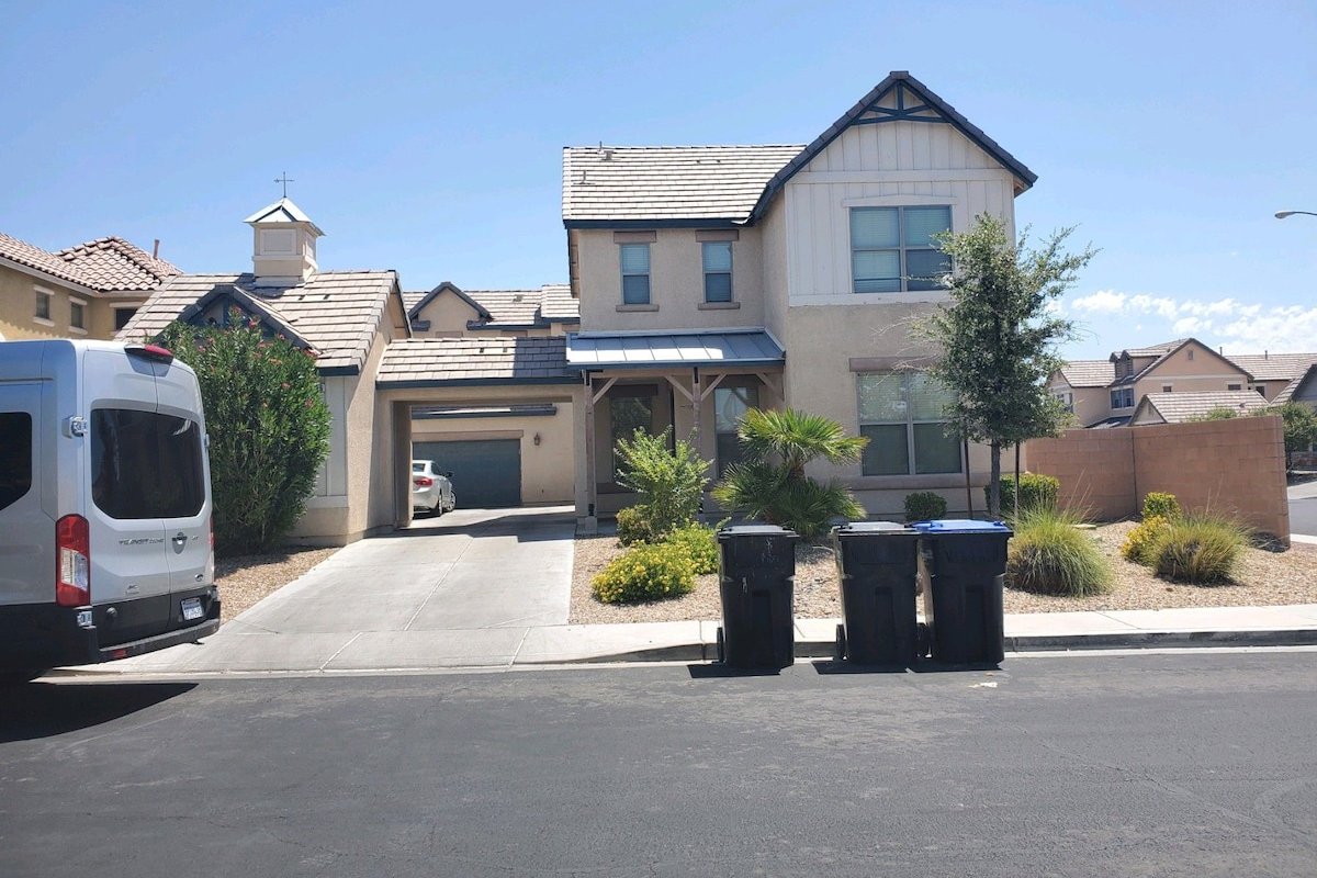 Mini Castle 7 Bedrooms 10 Queen beds, Pool NEW gallery image 4